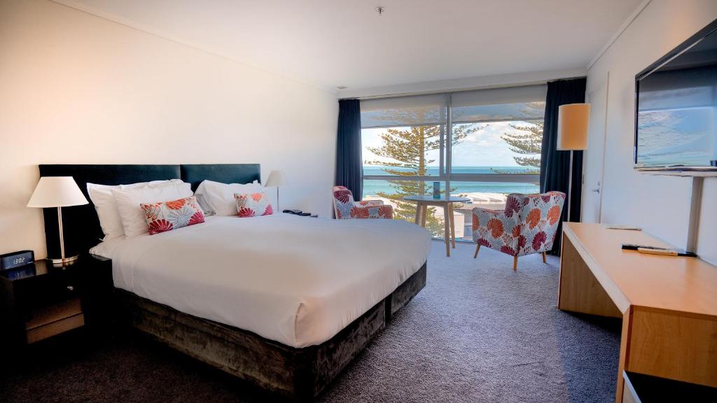 纳皮尔内皮尔特景区酒店的酒店客房设有一张床,享有海景。