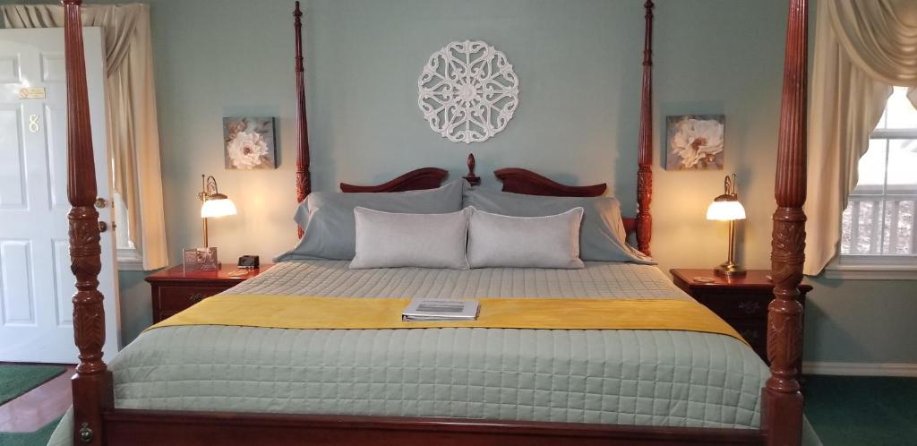 尤里卡斯普林斯Evening Shade Inn的一间卧室配有一张大床和两盏灯