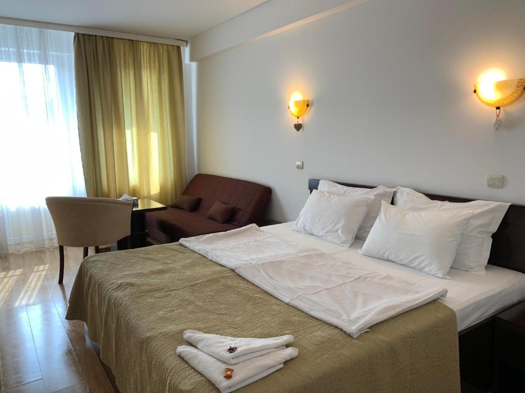 康斯坦察Casa Ruxandrei的酒店客房,配有带毛巾的床