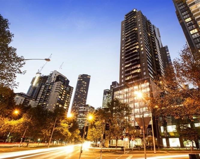 墨尔本Southbank Melbourne Gem的城市天际线,高楼和街灯