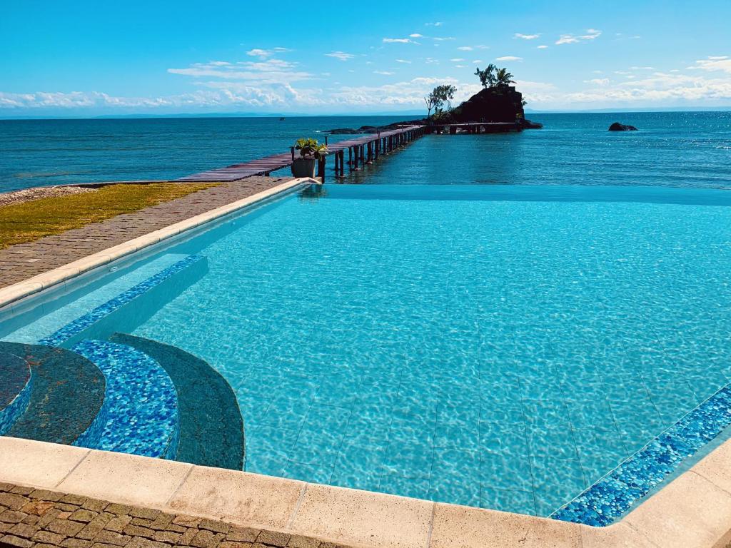 圣玛丽里贝塔利亚酒店的毗邻大海的大型蓝色游泳池