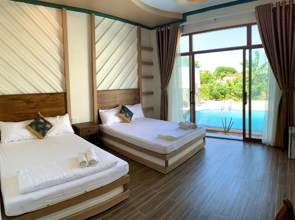 美奈Gia An Hung Guest House的游泳池景客房 - 带两张床