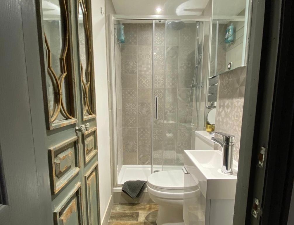 贝弗利OurHaus的浴室配有卫生间、淋浴和盥洗盆。