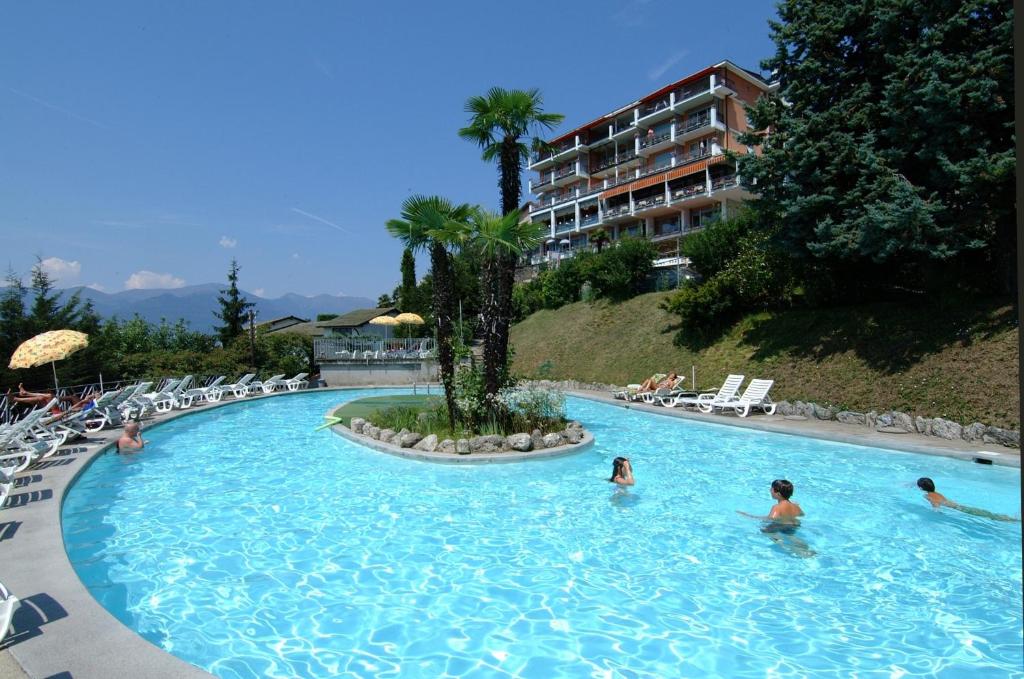 卢加诺科利布瑞酒店的一群人在酒店的游泳池里