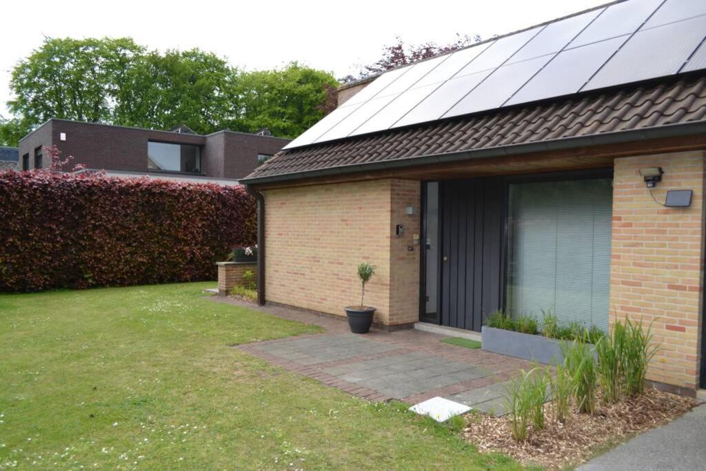 布鲁日Casa Tilleghem的旁边设有太阳能电池板的房子
