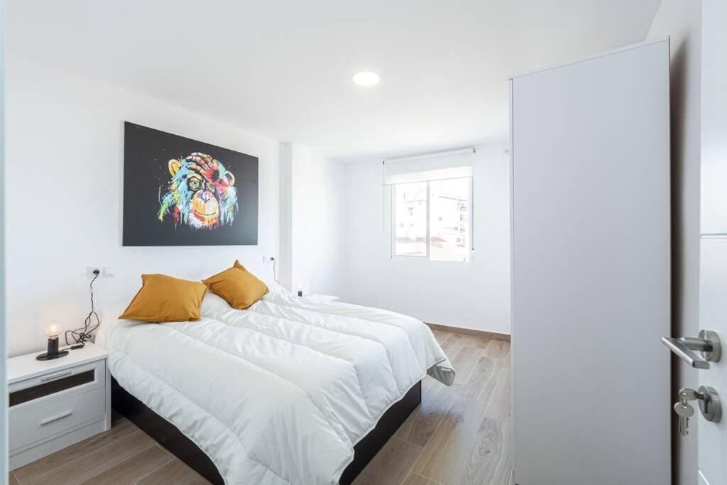 马拉加The rest between Picasso & Pompidou的白色的卧室设有一张大床和一个窗户