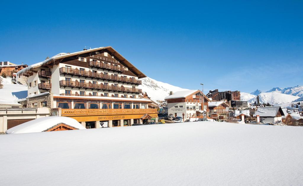 拉普德兹卡斯蒂兰酒店的山旁的大雪地建筑