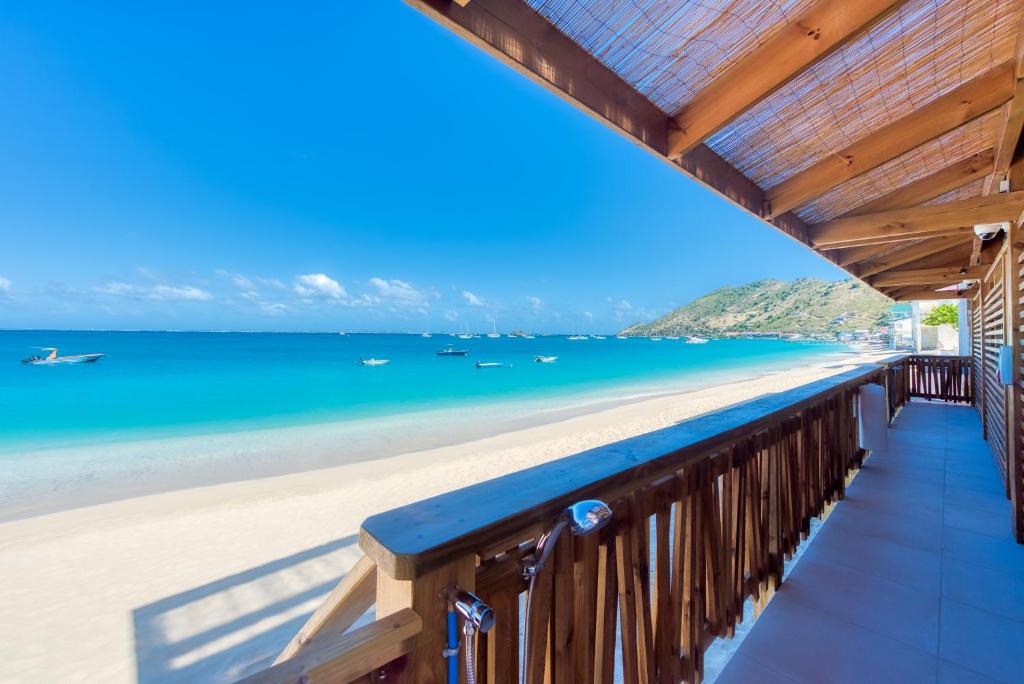 圣马丁岛Love Boutique Hotel的从度假村的阳台上可欣赏到海滩景色