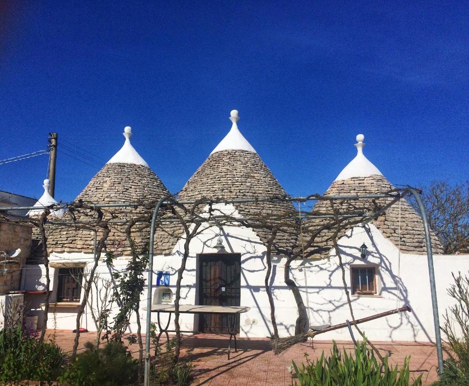 马丁纳弗兰卡Trullo Cicerone的白色的建筑,屋顶天空