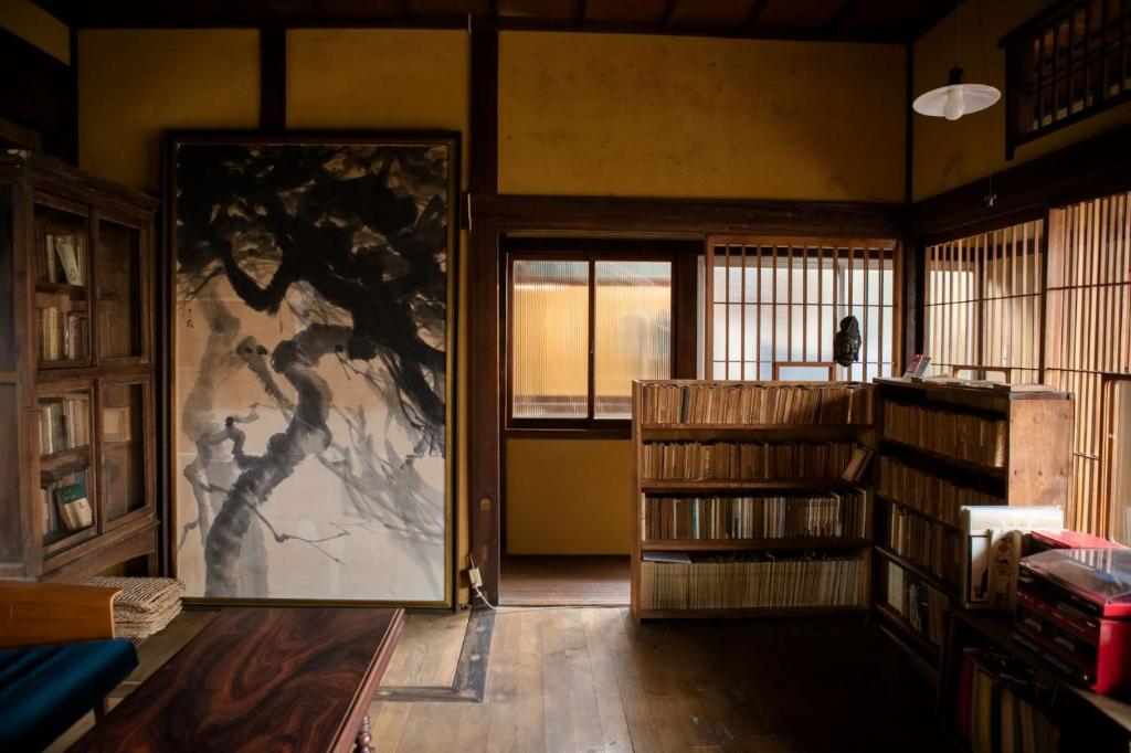 松山旧鈴木邸 女性専用的墙上挂着一幅画作的门的房间