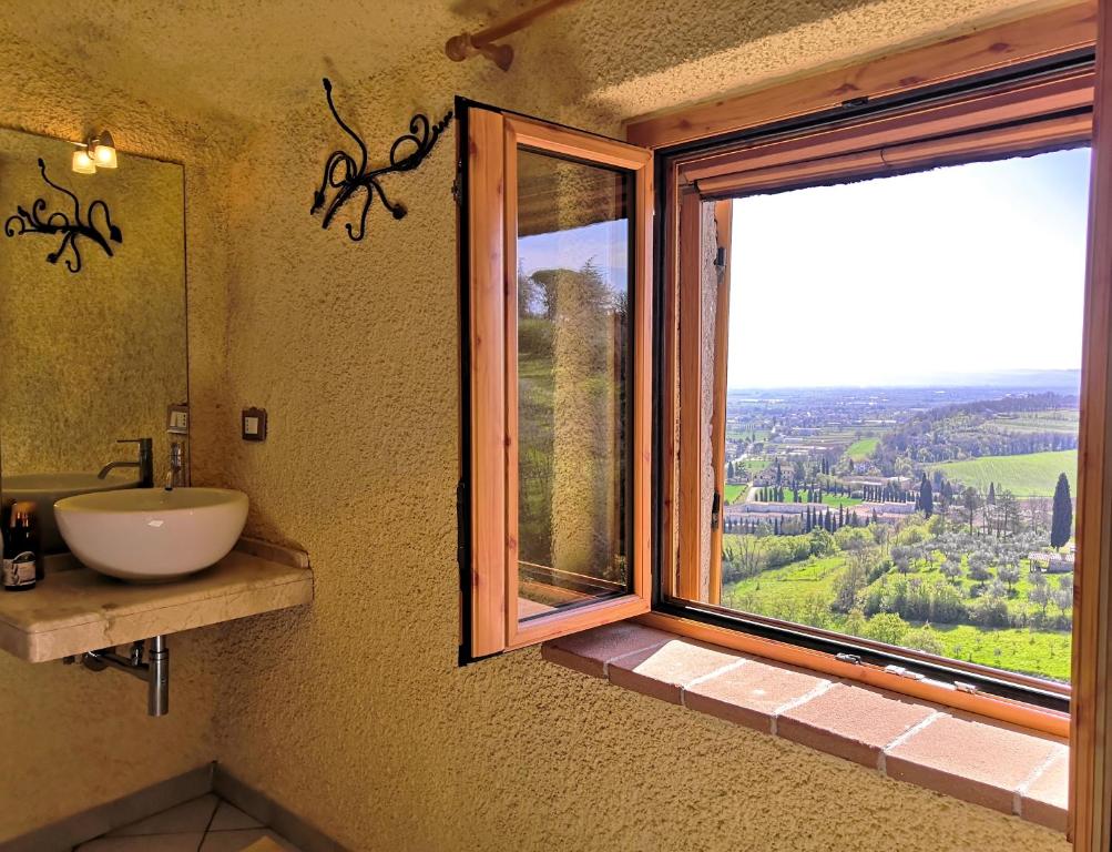 安吉亚里Nero Gioconda的一间带水槽的浴室和一个美景窗户