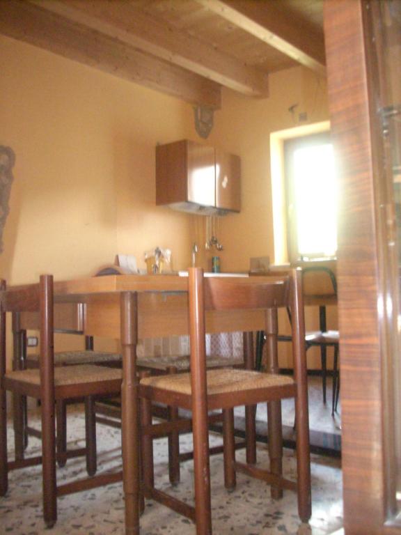 CansanoIL PIACERE DELLA NATURA的厨房以及带桌椅的用餐室。