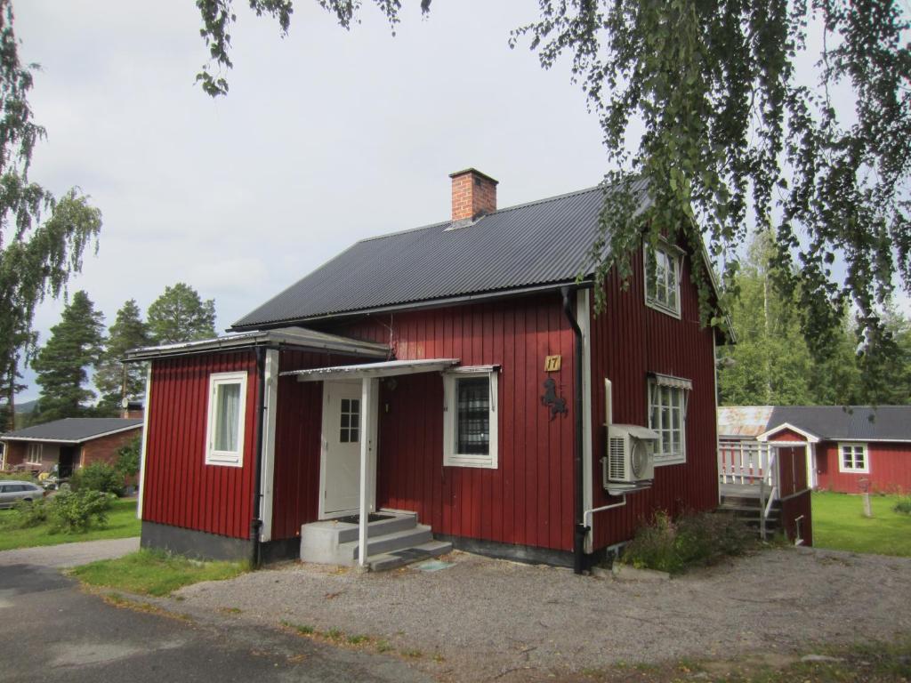 ArbråTORPET (Villa Solsidan), Hälsingland, Sweden的一间红色的房子,有白色的门和门廊