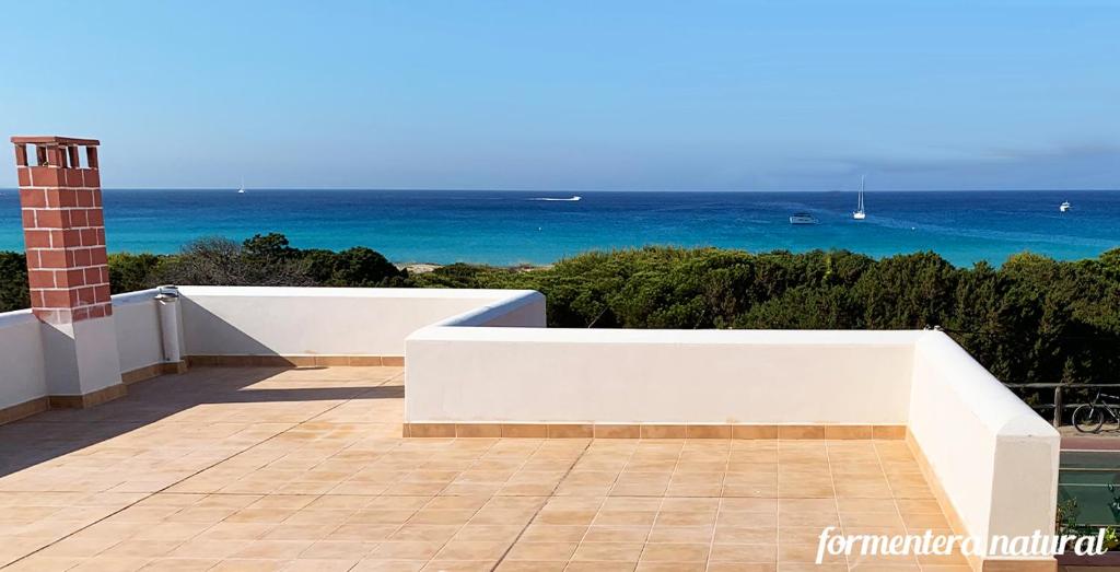 埃斯卡洛Apto Mar de Es Caló, a metros de la playa - Formentera Natural的阳台享有海景。