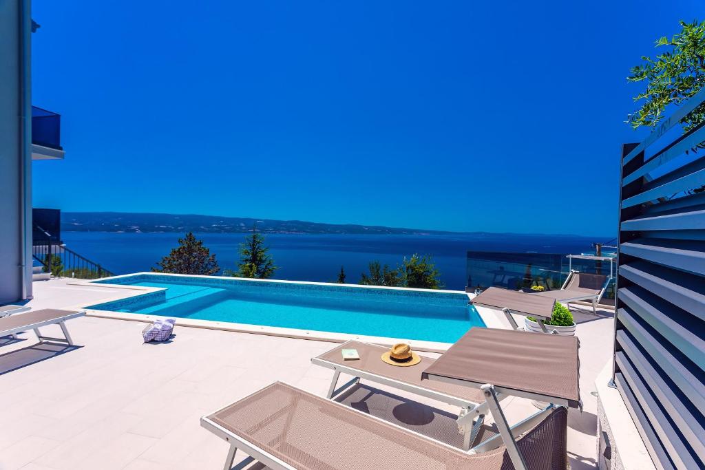 奥米什Villa Belvedere with heated pool, billiards, Media room, sea views,10 pax的享有水景的游泳池
