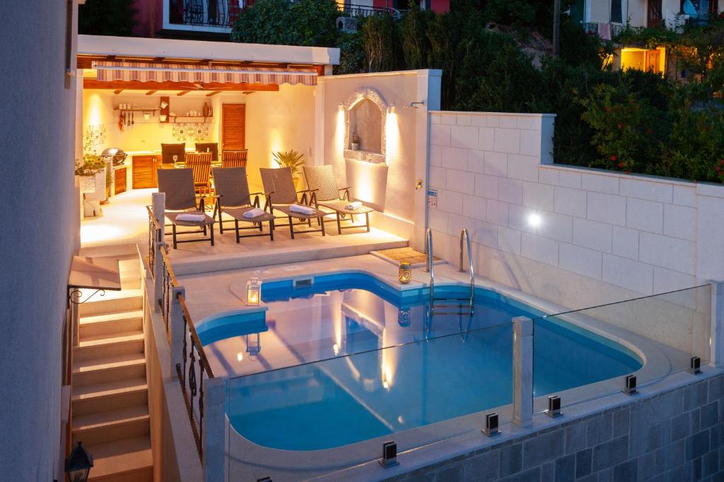 马卡尔斯卡Idyllic villa Marieta with private pool and unforgettable view的房屋一侧的游泳池