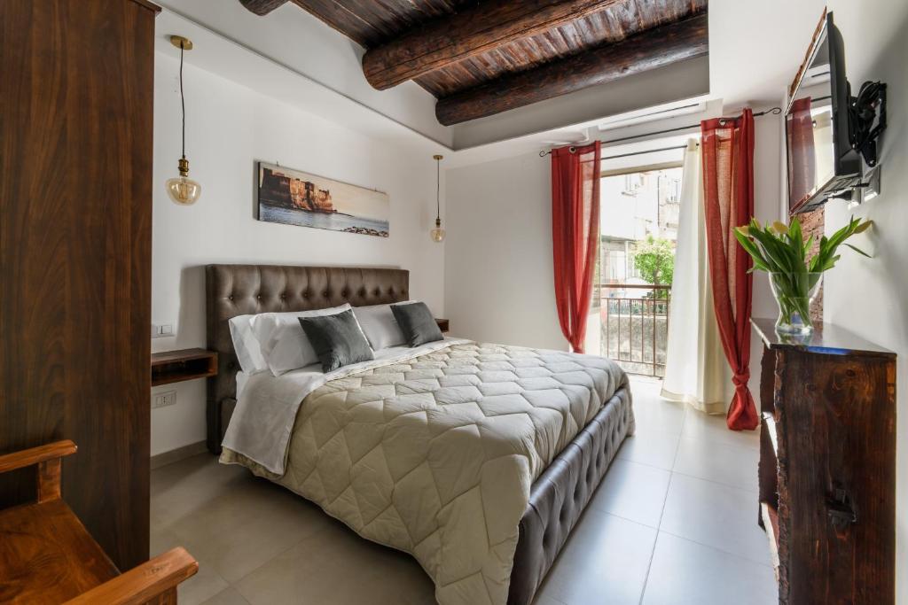 那不勒斯Residenza San Gregorio Armeno的一间卧室设有一张大床和一个窗户。