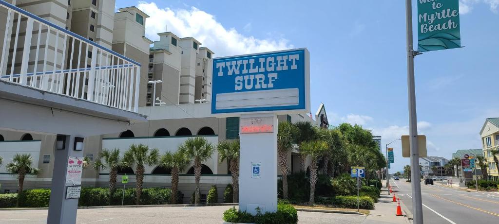 默特尔比奇Oceanfront Twilight Surf Hotel的购物中心前的标志
