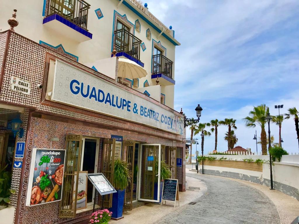 多列毛利诺斯瓜达卢佩舒适旅馆的一座建筑,上面标有海鲜餐厅的标志
