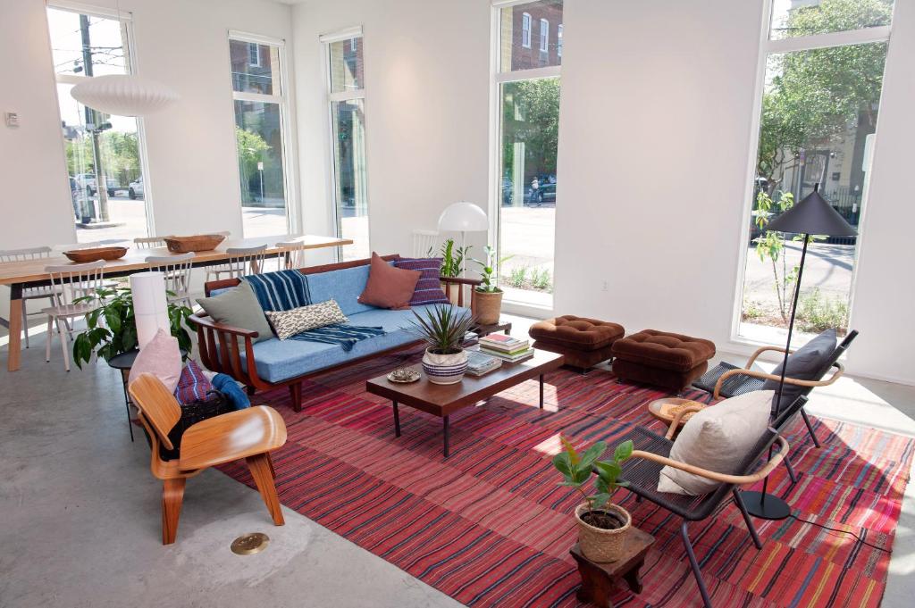 新奥尔良Travelers New Orleans的客厅配有蓝色的沙发和椅子