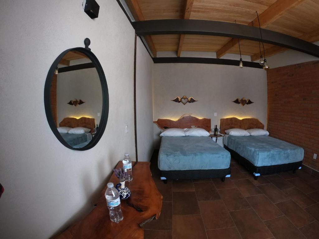 多洛雷斯-伊达尔戈Hotel Viñedo los Arcángeles的卧室享有空中景致,配有2张床和镜子