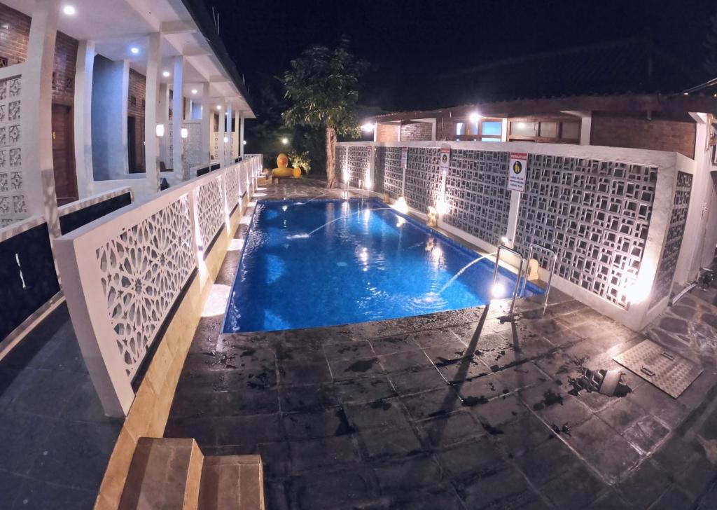 Tepus皇家尤格罗旅馆的夜间游泳池