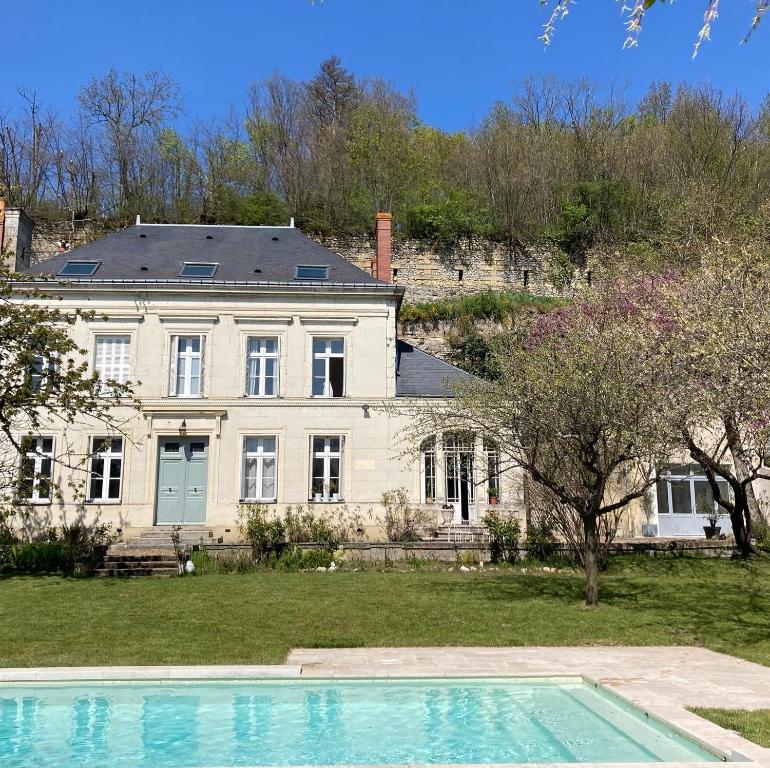 Cinq-Mars-la-PileLes Hauts de Grillemont的一座大型白色房子,前面设有一个游泳池