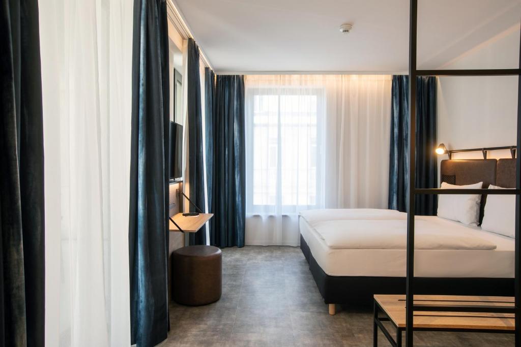 布达佩斯H2 Hotel Budapest的酒店客房设有床和窗户。