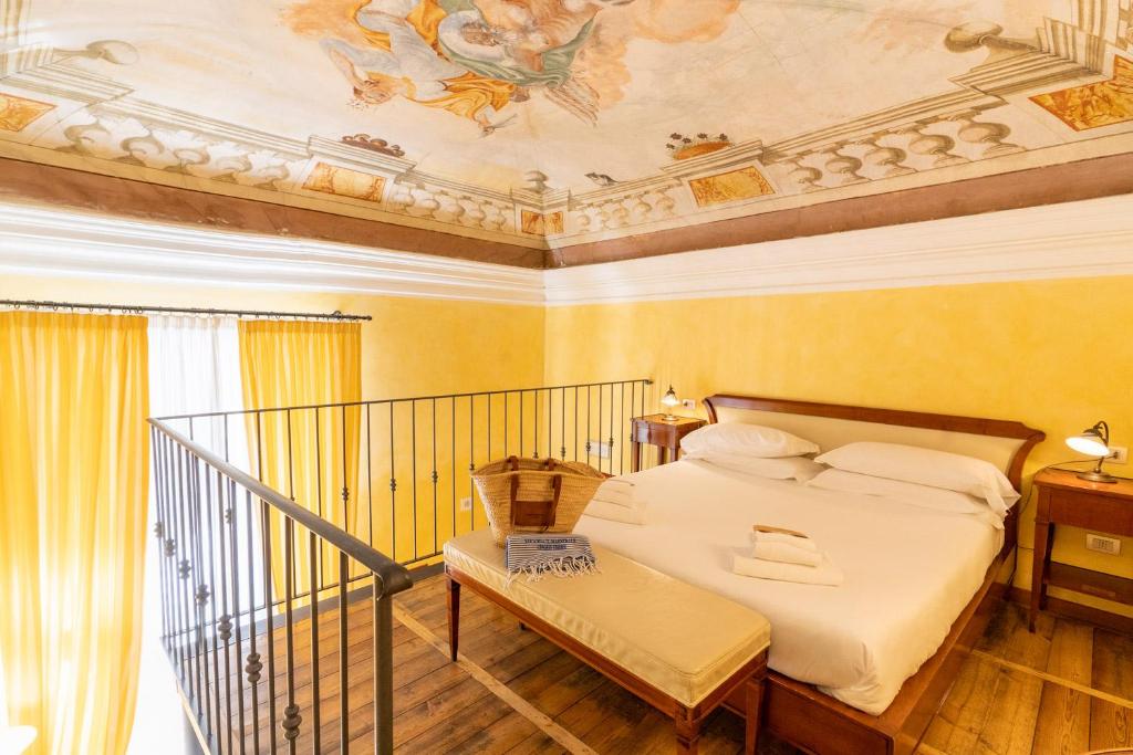 蒙特罗索阿尔马雷洛坎达伊尔麦斯特拉雷酒店的一间卧室配有一张天花板上绘画的床