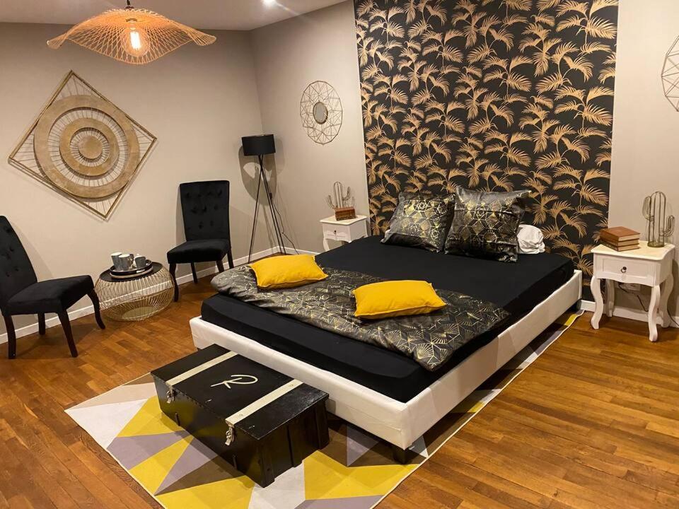 舍农索城堡O'GB La Rennaissance的一间卧室配有一张带黄色枕头和椅子的床