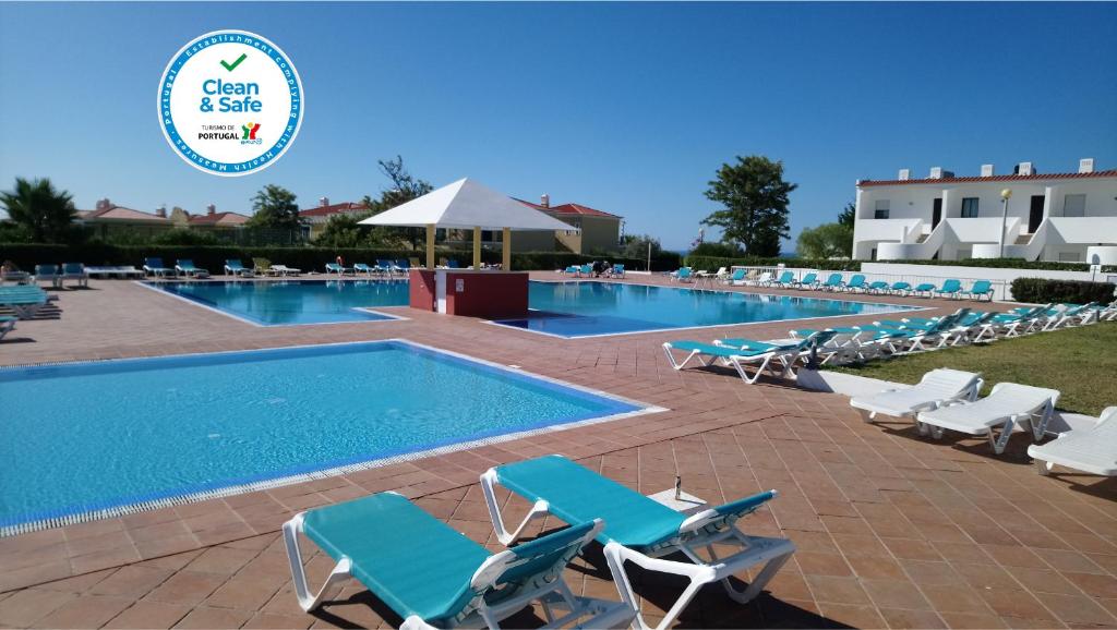 阿玛考德佩拉菲古林豪斯乡间别墅酒店的旁边设有一座带躺椅的大型游泳池