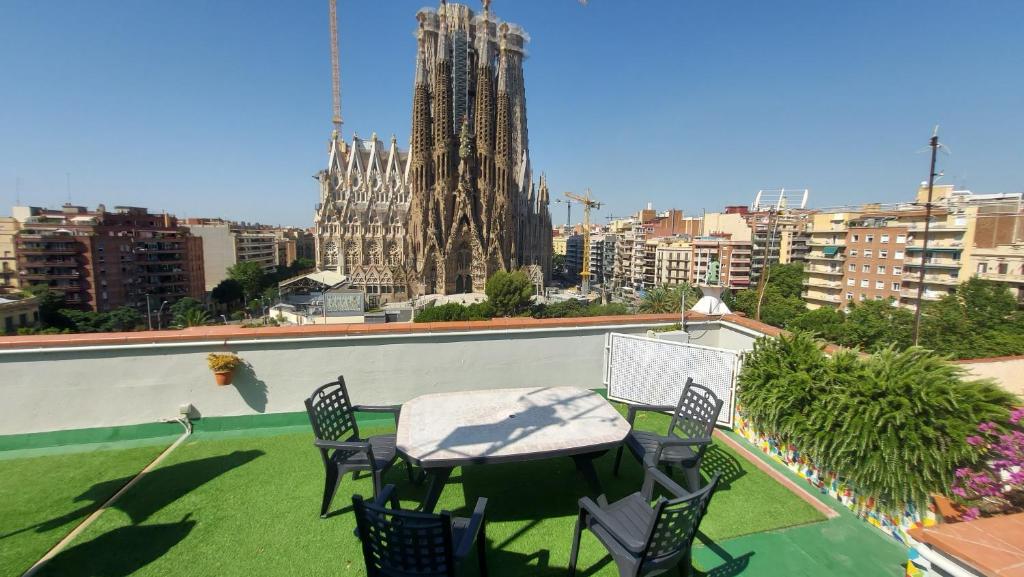 巴塞罗那Absolute Sagrada Familia的屋顶上带桌椅的天井