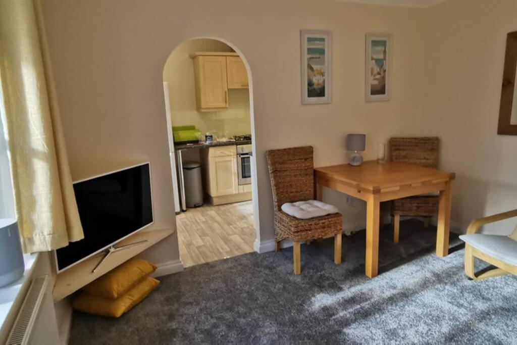 帕The Honeypot - Cornish Apartment close to Eden Project & beaches的一间带桌子的客厅和一间厨房
