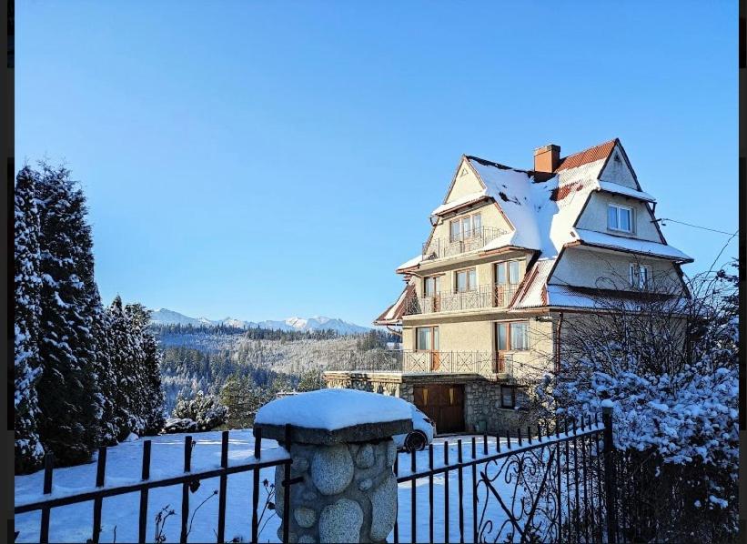 布科维纳-塔钱斯卡Janiołowo Ostoja的屋顶上积雪的旧房子