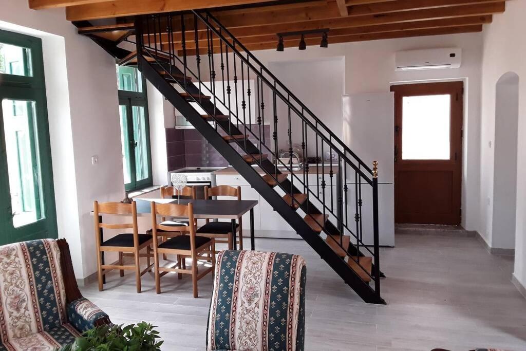 锡米Giorgina's House的客厅的楼梯,配有桌椅