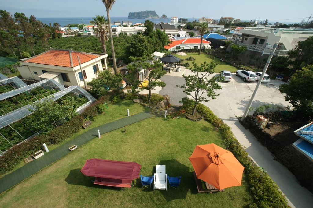 西归浦市加尔姆旅馆的享有带橙色伞的庭院的顶部景色