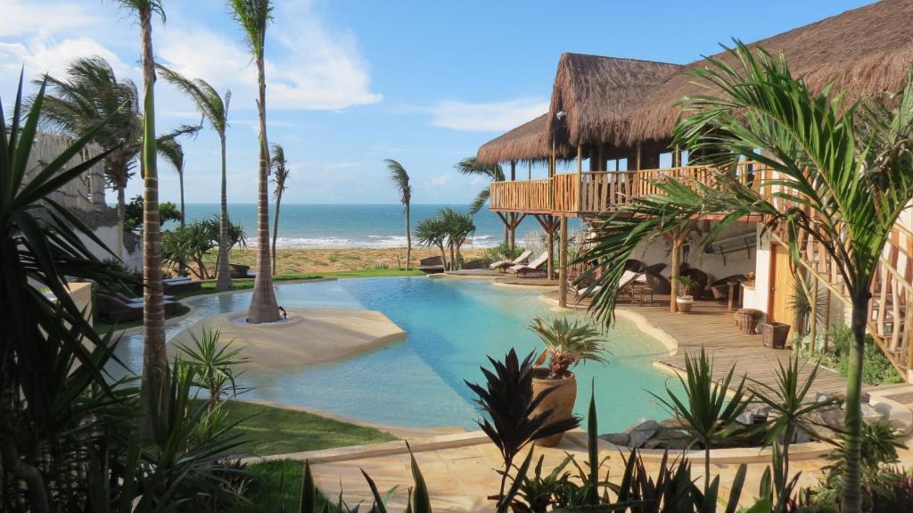 杰里科科拉Hurricane Jeri的一个带游泳池和海洋的度假胜地