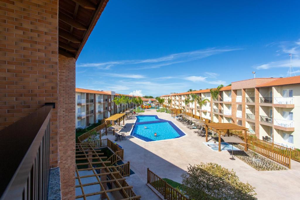 塞古罗港Ondas Praia Resort All Inclusive的万豪公寓享有泳池景致