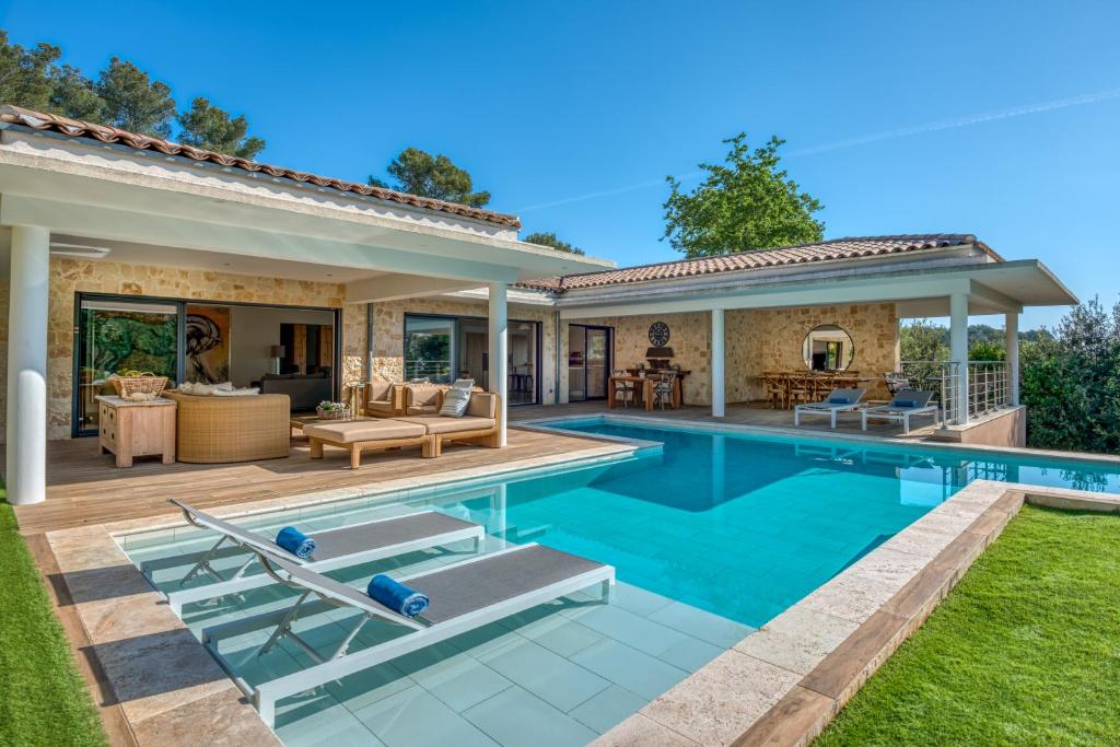 奥皮约la villa miel的一座带游泳池和房子的度假屋