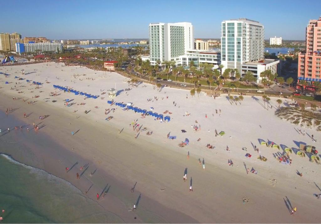 克利尔沃特Club Wyndham Clearwater Beach Resort的享有海滩的空中景色,拥有人员和建筑