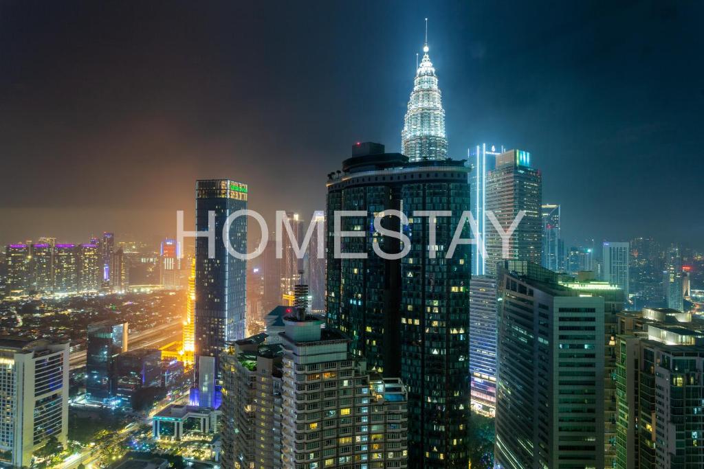 吉隆坡Vortex KLCC Suites by Homestay的城市天际线之夜,用红功的话说