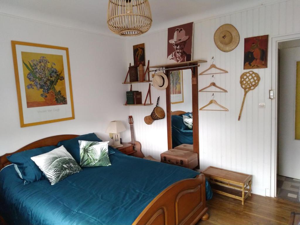 佩里格Chambre César- au 1er - Villa Chaumonty的一间卧室配有一张带蓝色床单和镜子的床