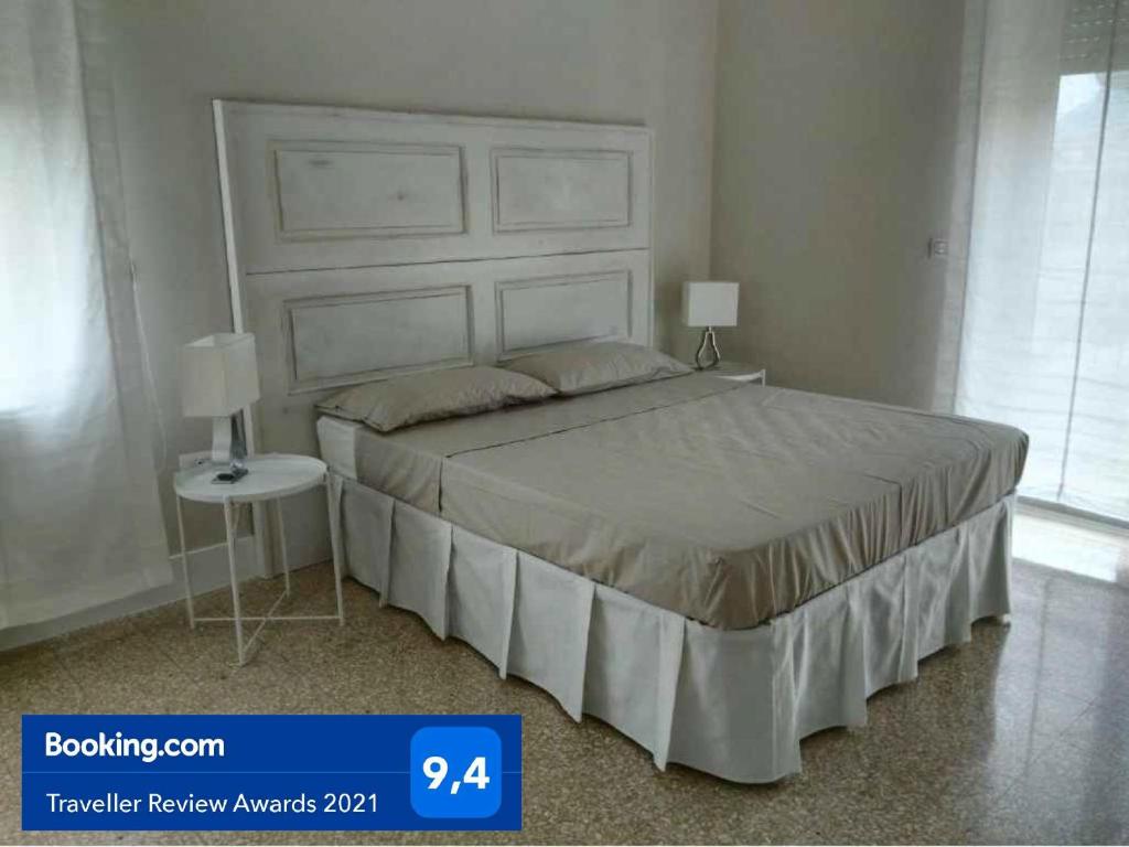 普拉亚·阿马勒Via Stazione 5的一间卧室配有一张带白色床头板的大床