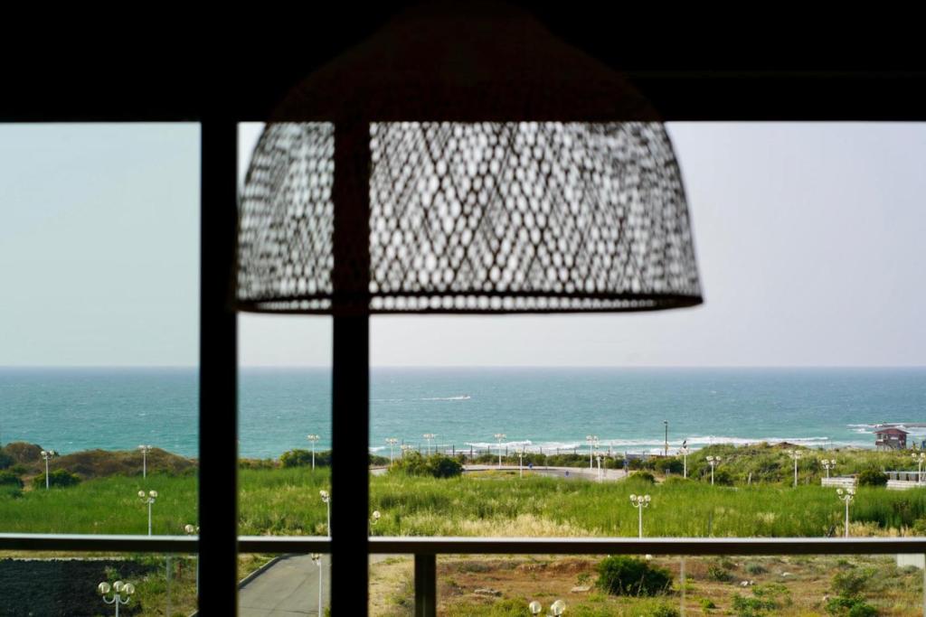 纳哈里亚4 Bedroom Beach Apartment with Stunning Views的从窗户可欣赏到海景