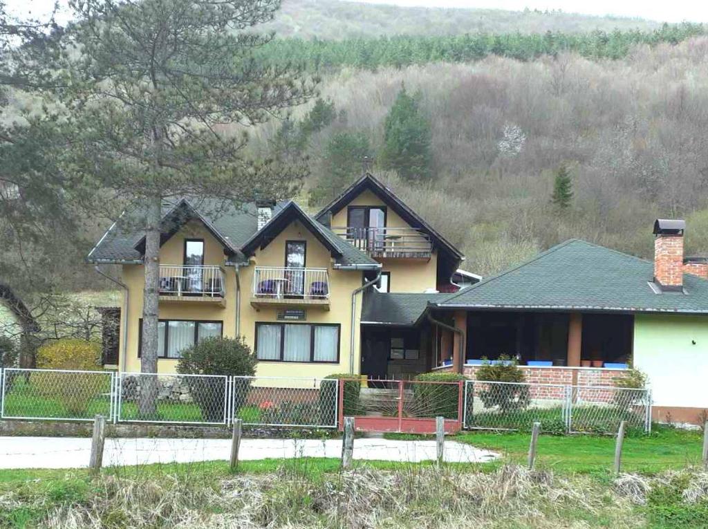 ŠipovoSmještaj na selu Porodica Gvozdenac的前面有栅栏的黄色房子