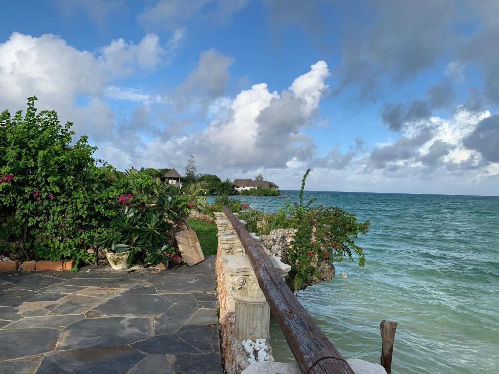 蓬圭Malcom Residence的海景客房 - 带木栅栏