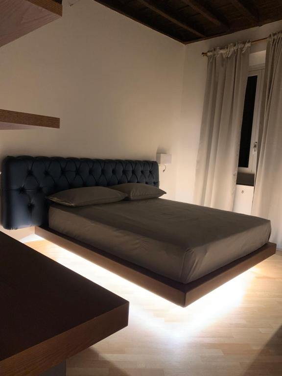 罗马Luxury Roman Holiday Coronari的一间卧室配有一张大床,光线充足