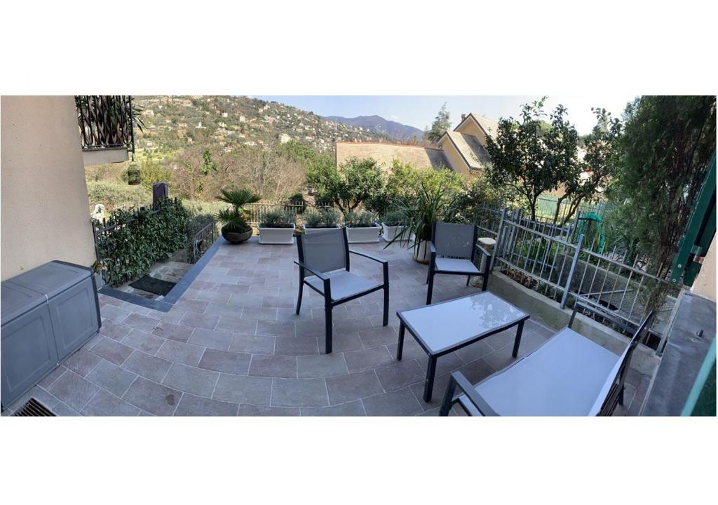 圣玛格丽塔-利古雷Relax nel Tigullio的庭院设有桌椅。