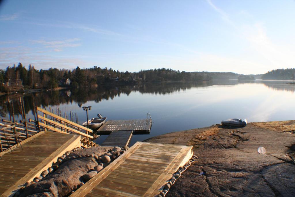 VendelsöSjöställe Gudö的湖岸上设有两艘船的码头