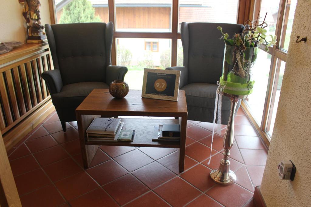 蒙德塞韦德尔罗瑟公寓的客厅配有两把椅子和一张茶几